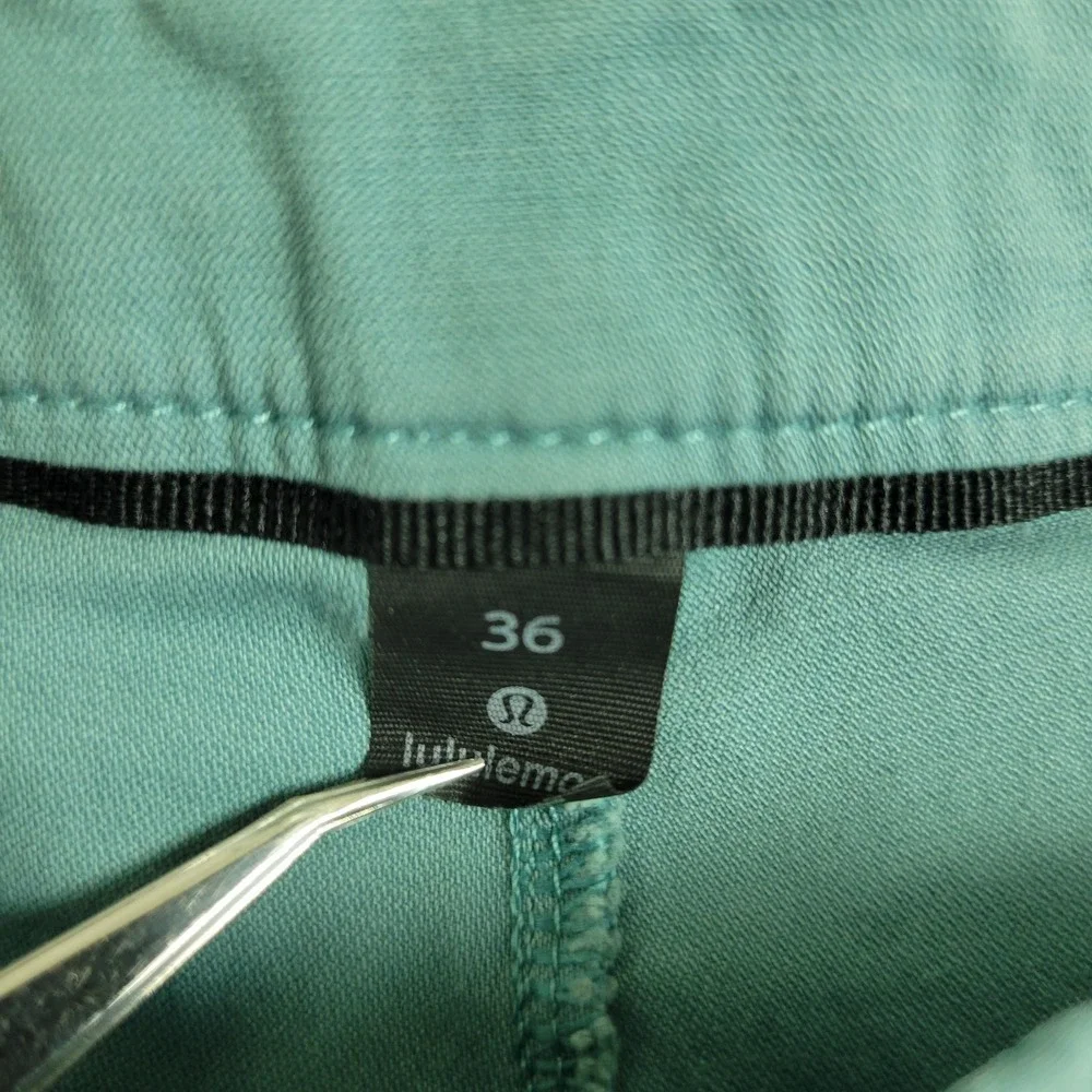 Lululemon Commission Classic Fit Mens 36 Solid Blue Performance Shorts